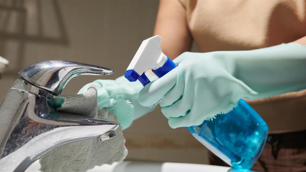 5 Easy Methods to Remove Hard Water Stains in Shower